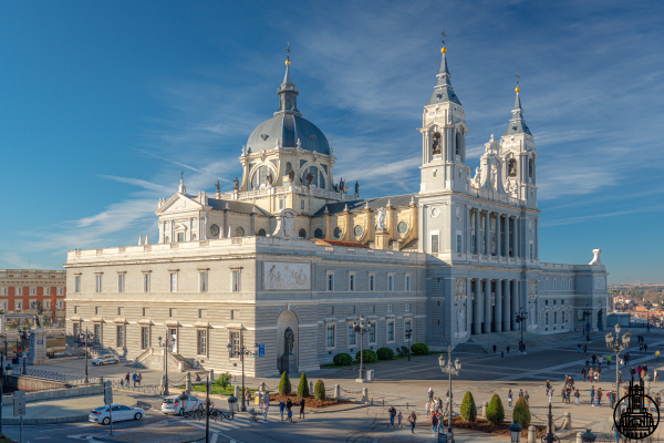 La Catedral de la Almudena: Más Allá de la Fe